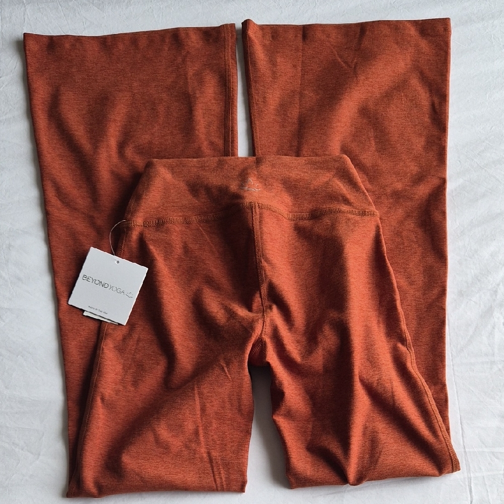 Beyond Yoga Warm Rust Flare Leggings NWT - Picture 5 of 5